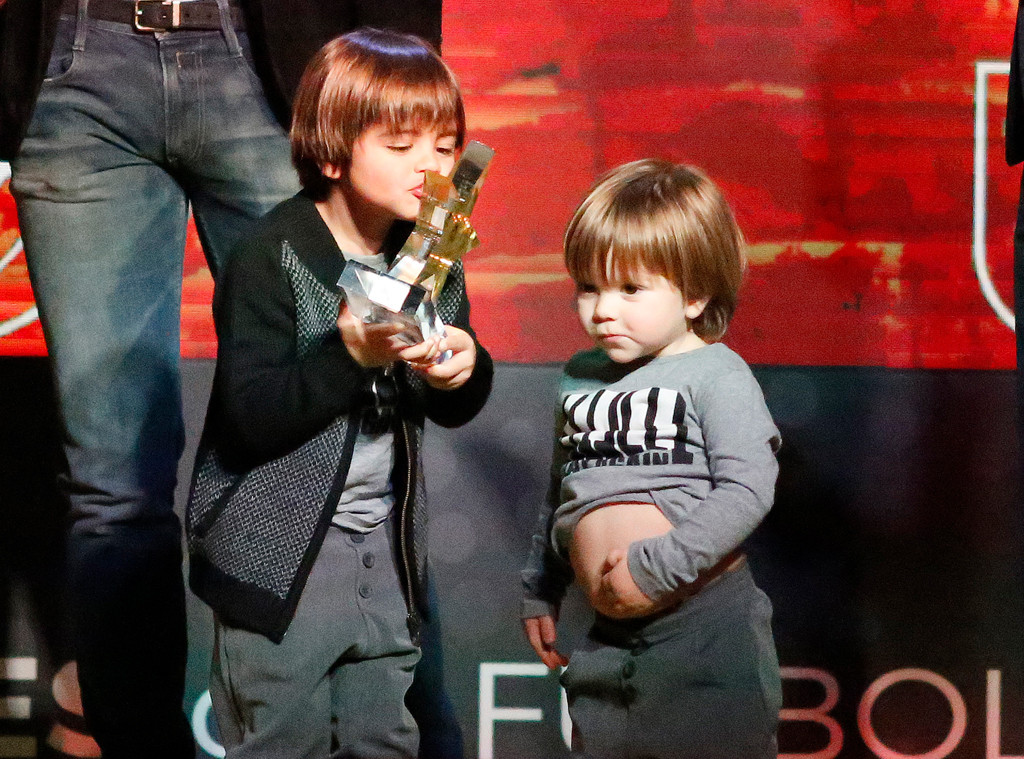 Shakira S Sons Sasha And Milan Steal The Show At Dad S Award Ceremony E Online Au